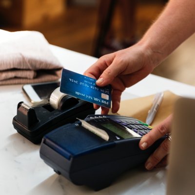 K&H: Ennyit költenek a bankkártyások