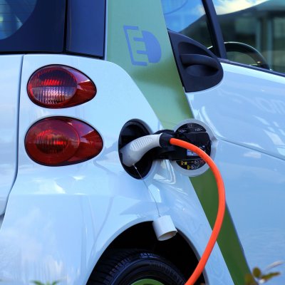Elektromos autó töltése otthon: lehet bírni energiával?