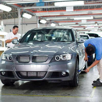 Hétfőn újabb BMW-gyárak álltak le alkatrészhiány miatt